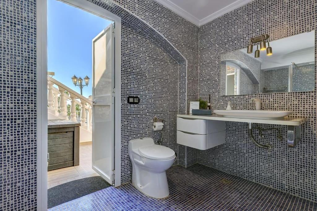 Modern Independent Studio Apt In Luxury Villa ベナルマデナ エクステリア 写真